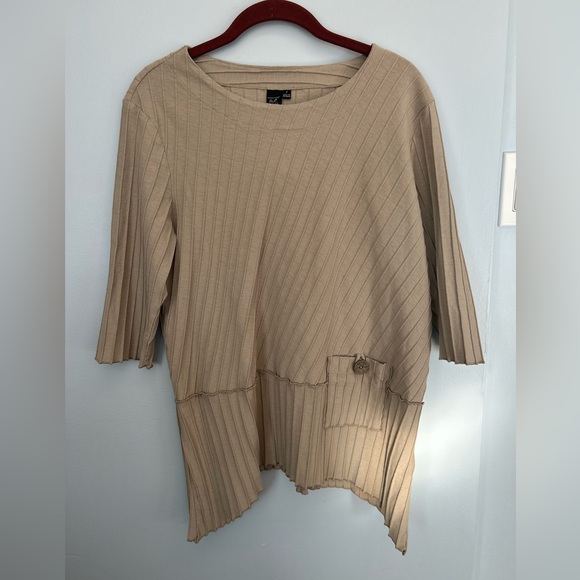 FOCUS size S brown v line top - Picture 8 of 8